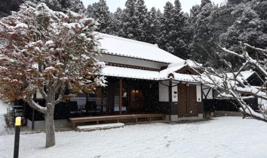 雪の中で映える古民家の風情