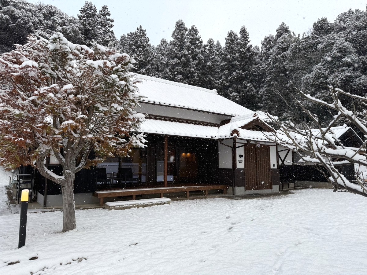 雪の中で映える古民家の風情