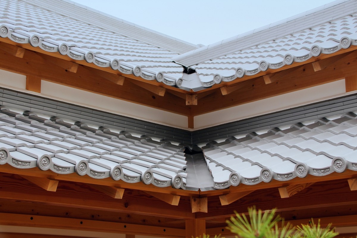 屋根の谷板金に穴が開く理由
