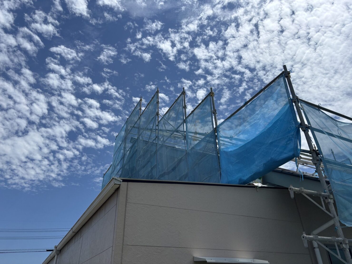 梅雨の晴れ間を活かす屋根外壁塗装工事