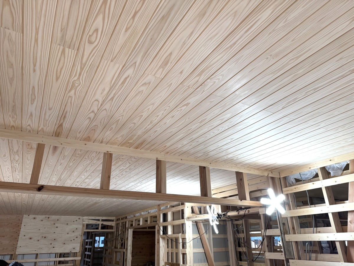 木目が映える天然木の天井