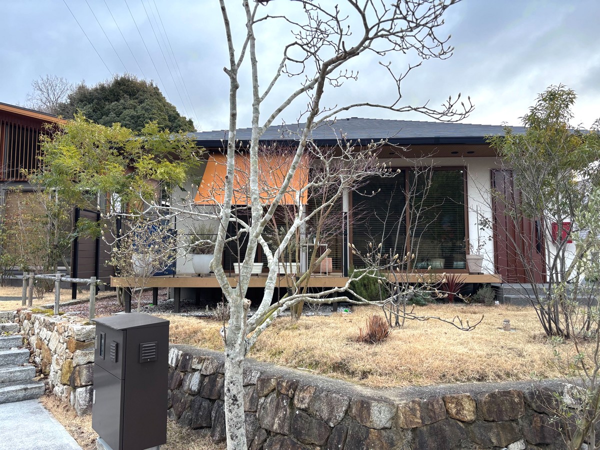 窓の外で日射と視線をコントロール