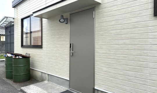 防犯性と安心感を高めた事務所ドア