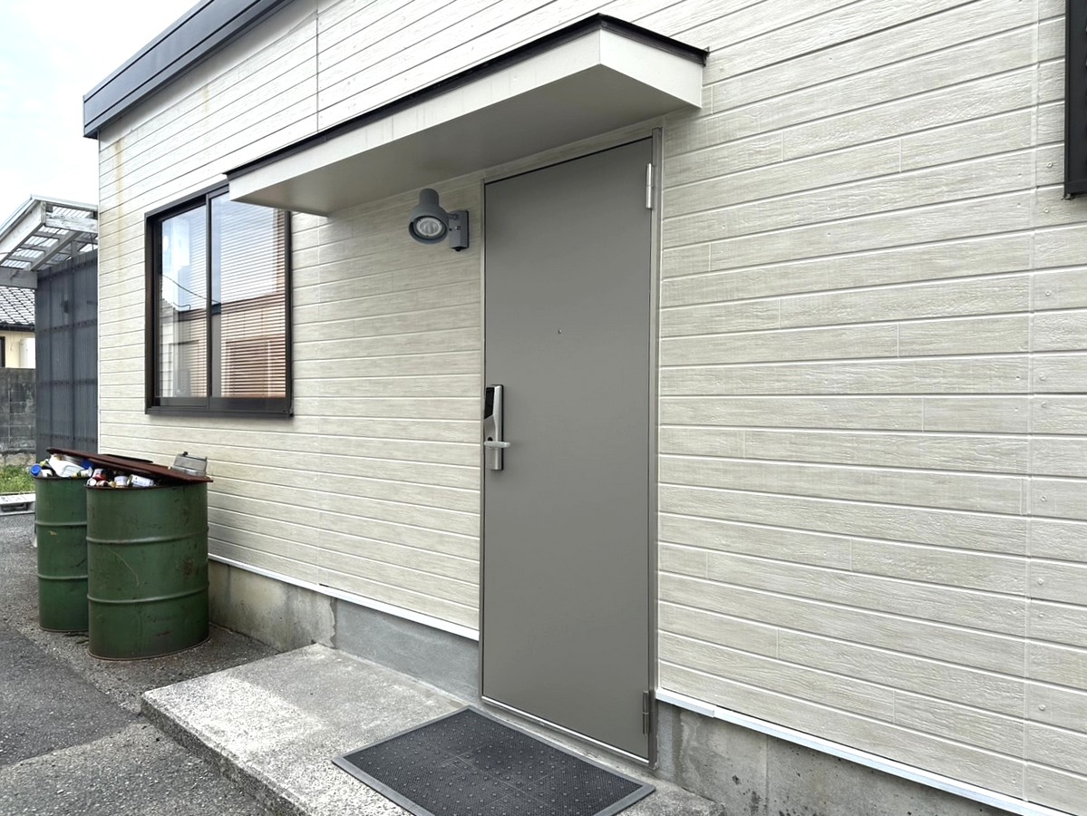 防犯性と安心感を高めた事務所ドア 防犯性と安心感を高めた事務所ドア